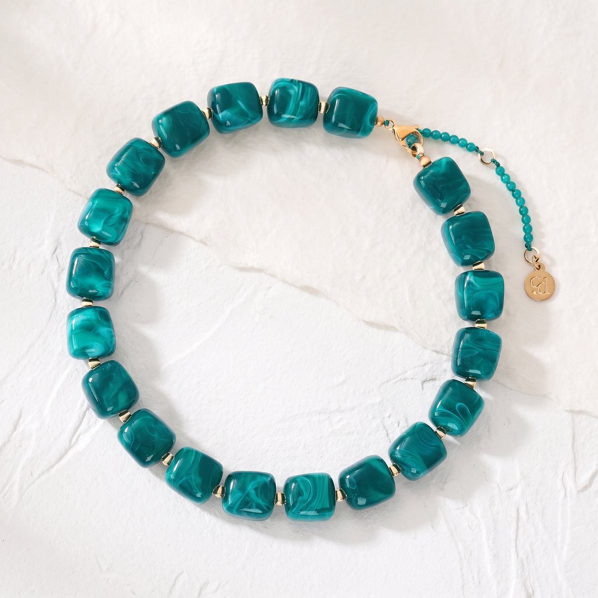 Kette mit großen quadratischen Perlen in Blau