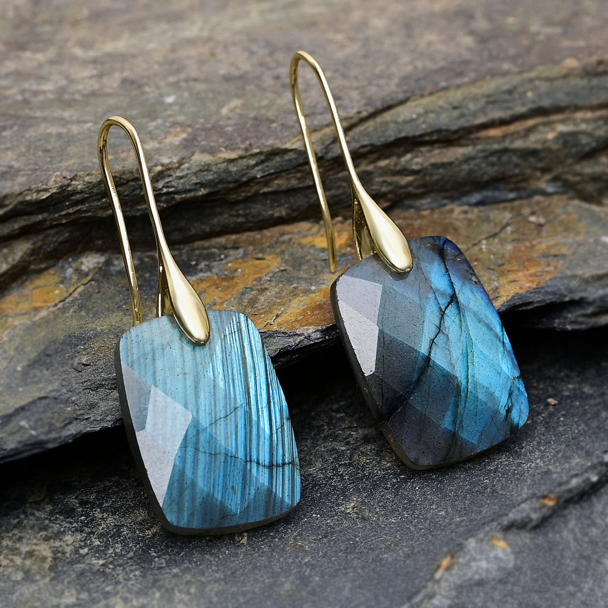 Boucles d'oreilles créoles à orbe tachetée Crimson Orbit