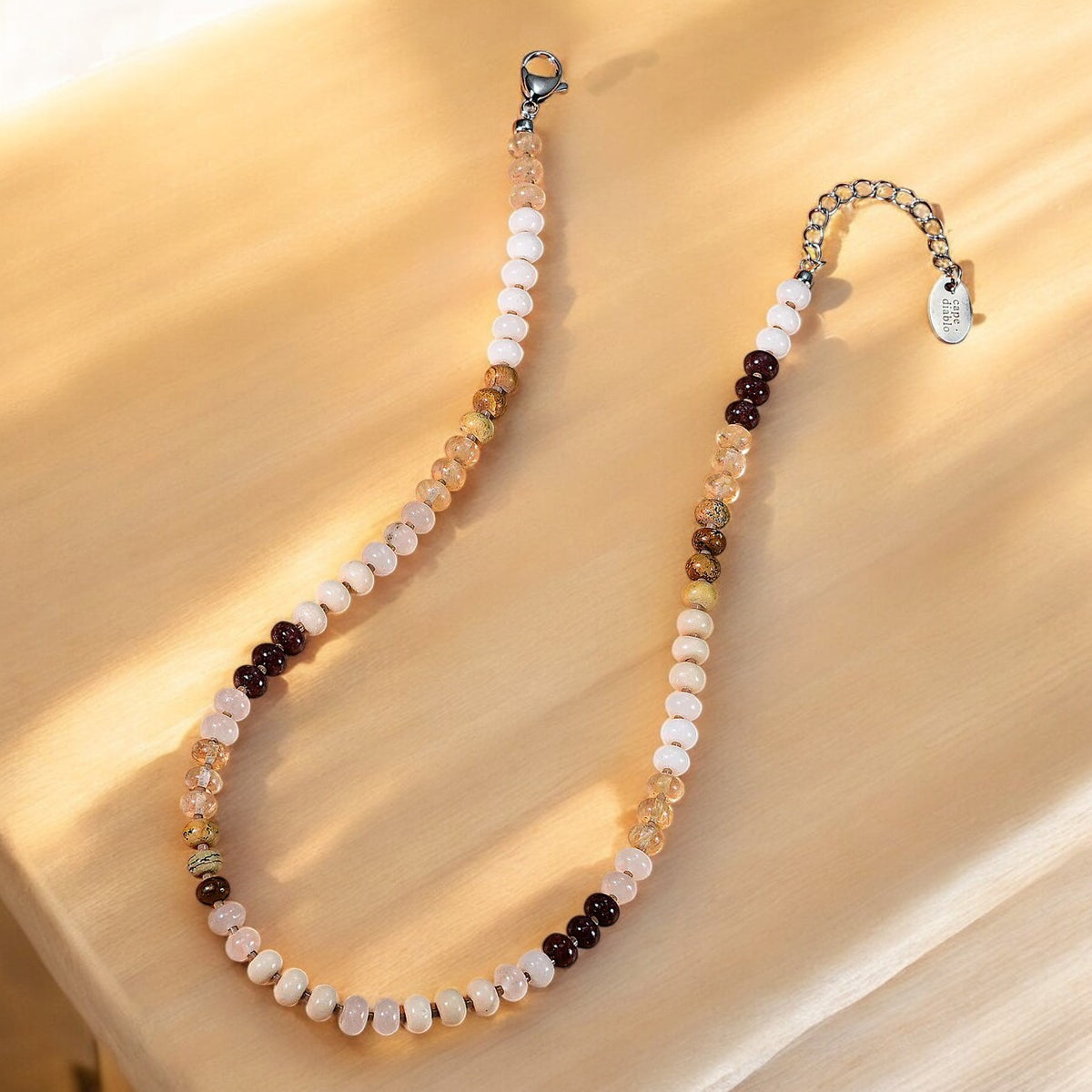 Goldene Sandstein-Halskette