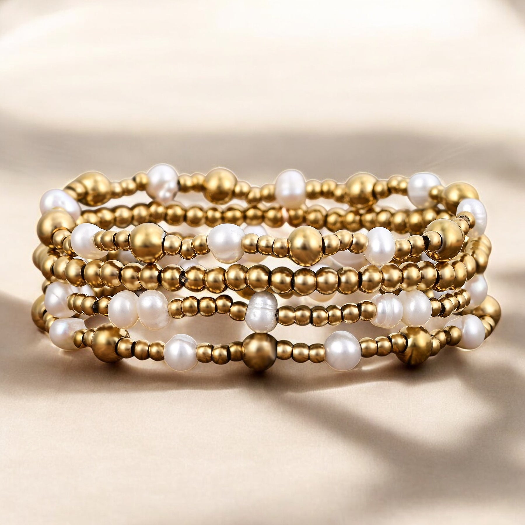 Ensemble de bracelets en perles scintillantes dorées
