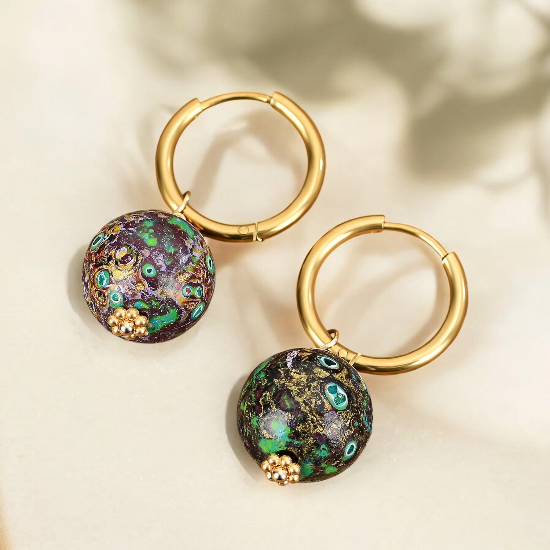 Emerald Eclipse Sprenkel Kugel Creolen