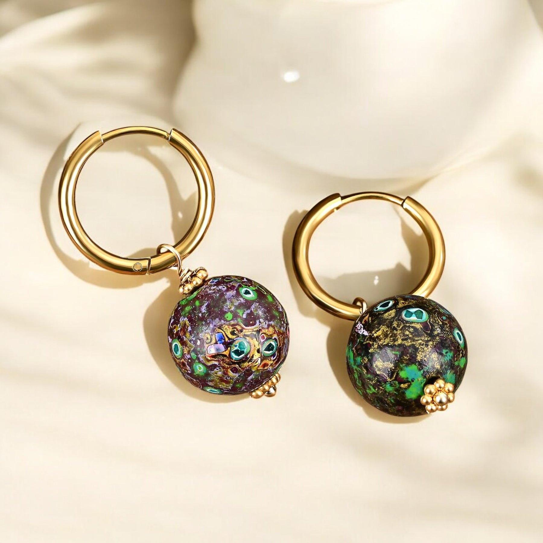 Emerald Eclipse Sprenkel Kugel Creolen
