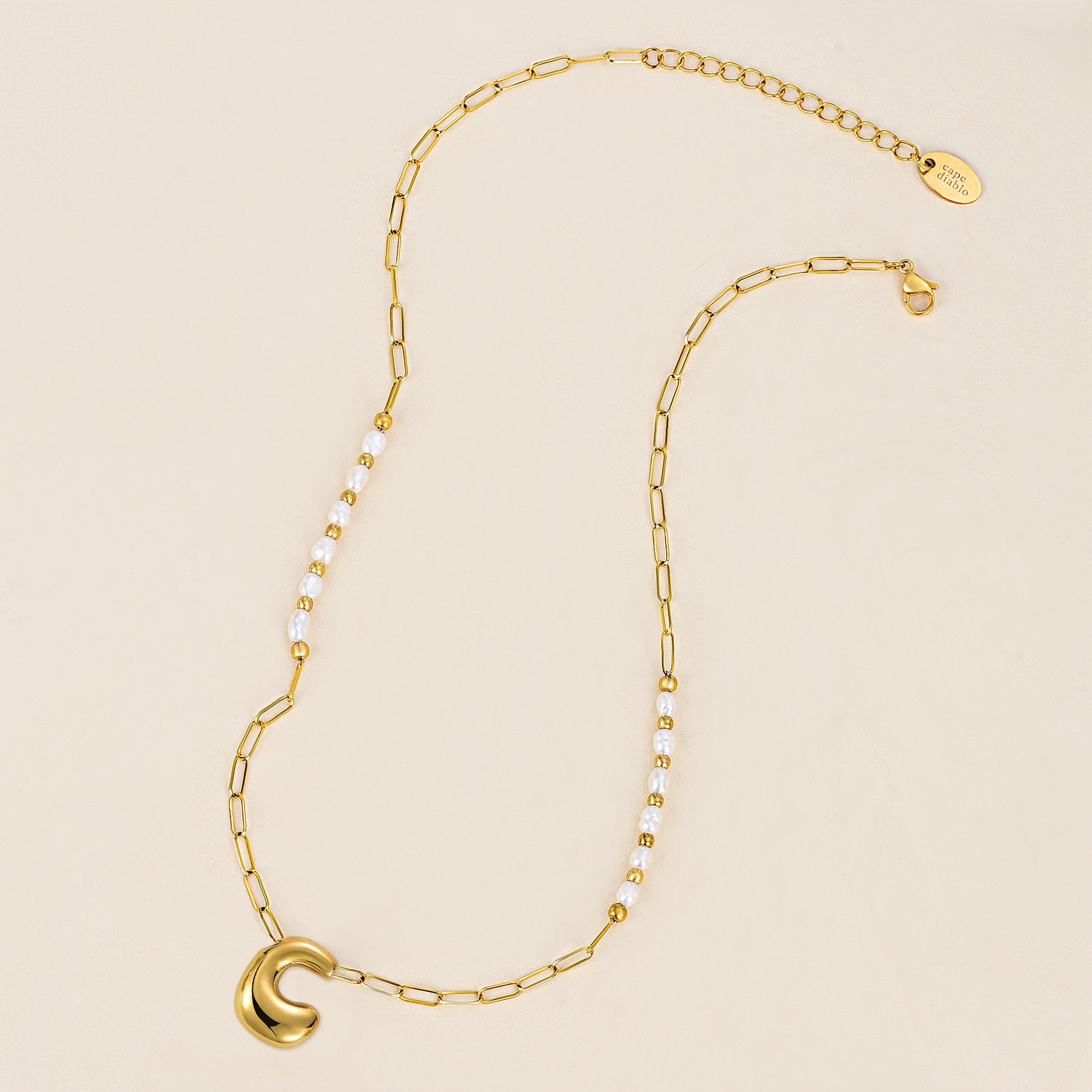 Collier avec initiales en forme de bulle dorée