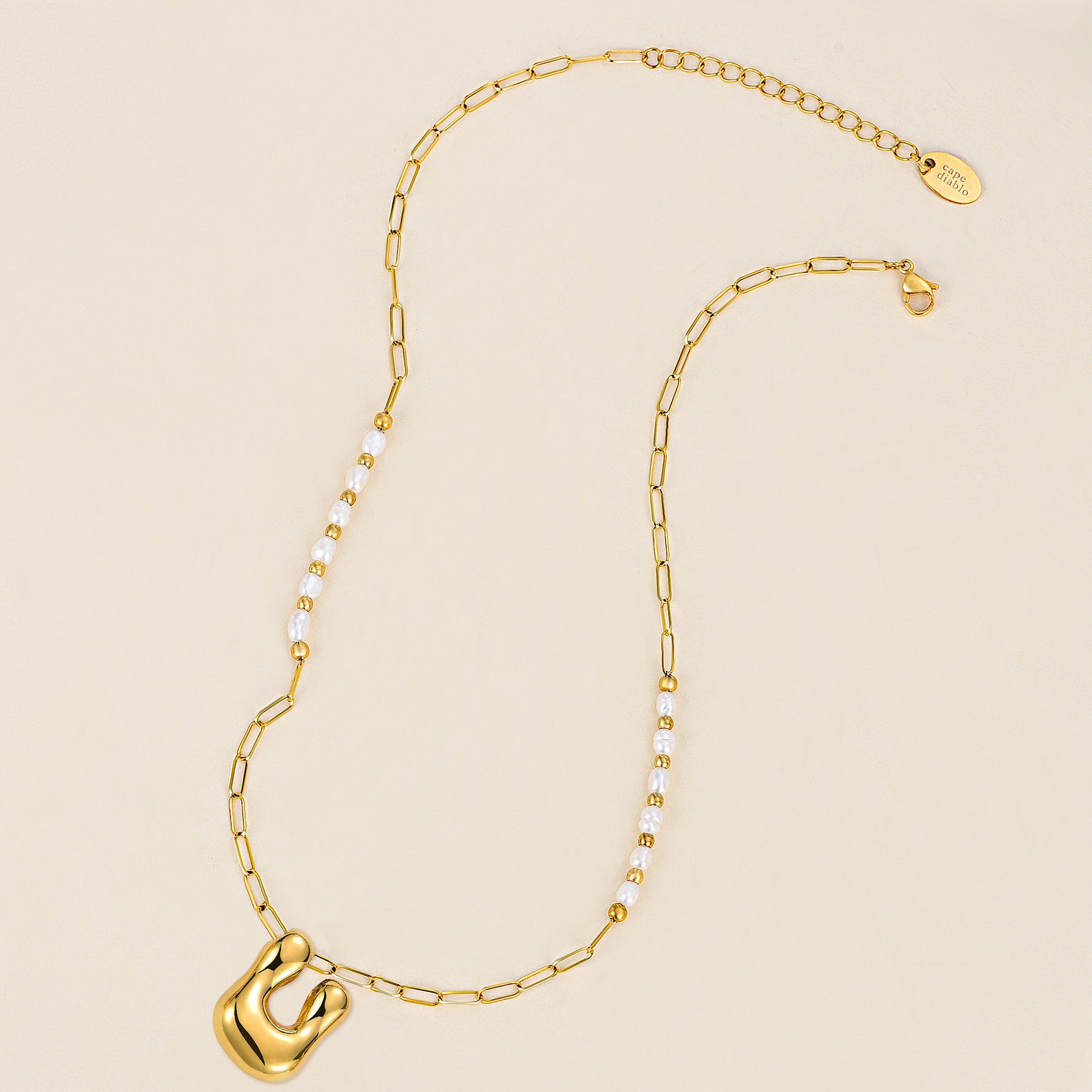 Collier avec initiales en forme de bulle dorée