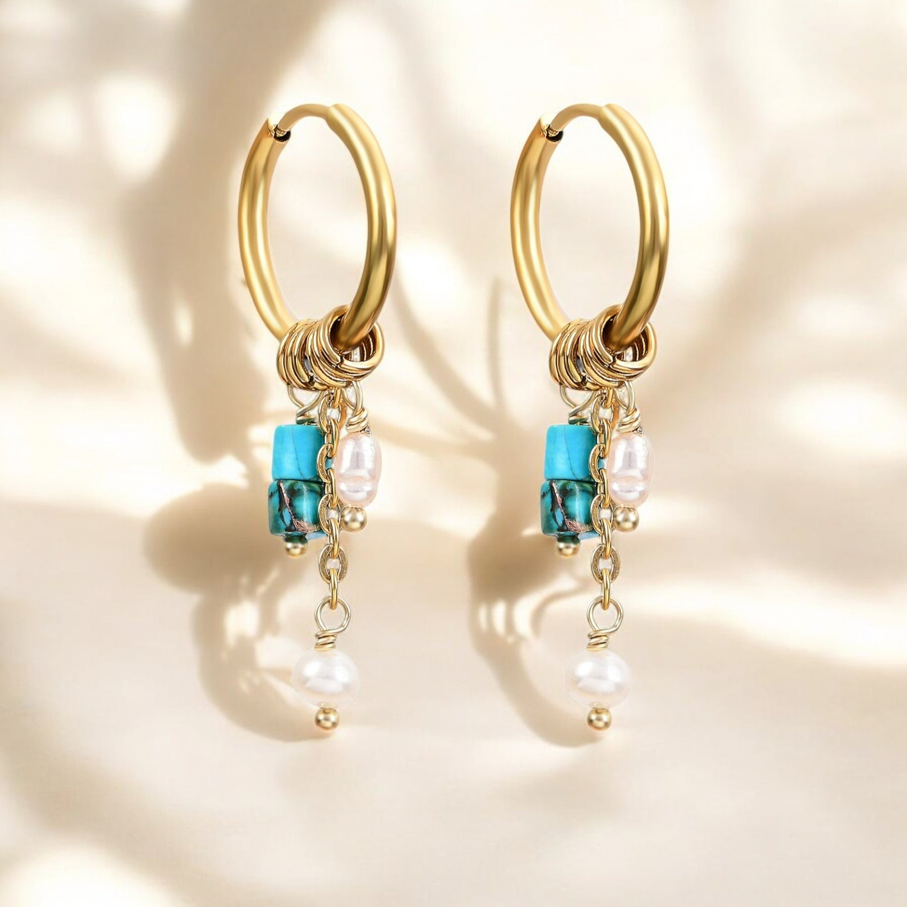 Boucles d'oreilles créoles en forme de goutte avec fleurs dorées